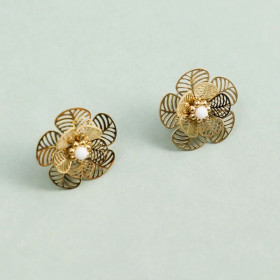 Boucles d'Oreilles Puces Dorées Pétales de Fleurs Ajourées et Pierre Blanche - 1