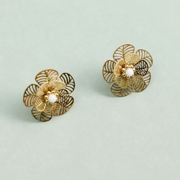 Boucles d'Oreilles Puces Dorées Pétales de Fleurs Ajourées et Pierre Blanche - 1