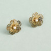 Boucles d'Oreilles Puces Dorées Pétales de Fleurs Ajourées et Pierre Blanche - 1