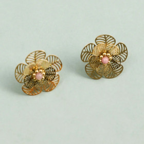 Boucles d'Oreilles Puces Dorées Pétales de Fleurs Ajourées et Pierre Rose - 1