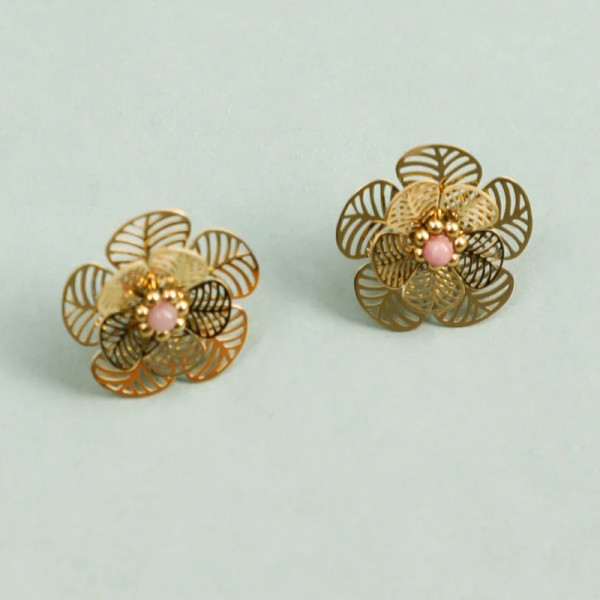 Boucles d'Oreilles Puces Dorées Pétales de Fleurs Ajourées et Pierre Rose - 1