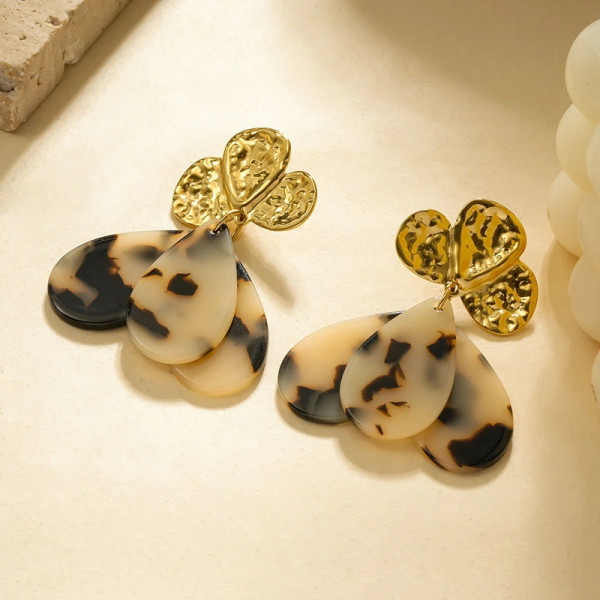 Boucles d'oreilles dorées pendantes 3 pétales de fleurs résine léopard - 2
