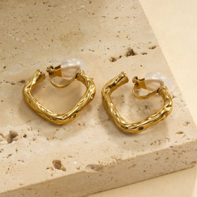 Boucles d'Oreilles À Clips Dorées Effet Martelé Carré - 1