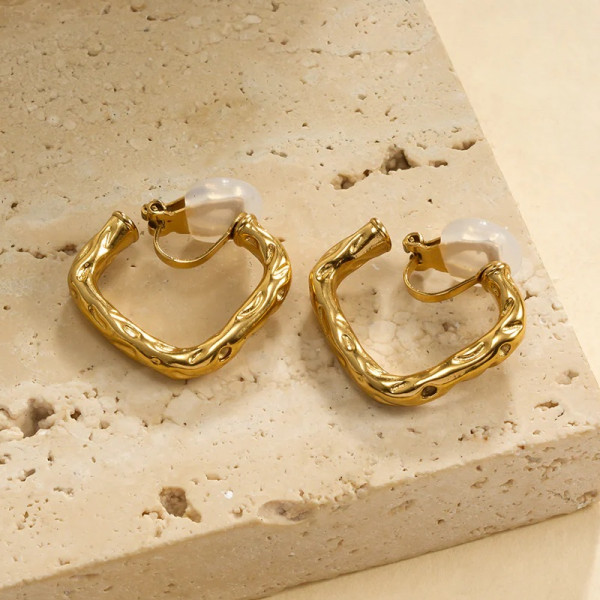 Boucles d'Oreilles À Clips Dorées Effet Martelé Carré - 1