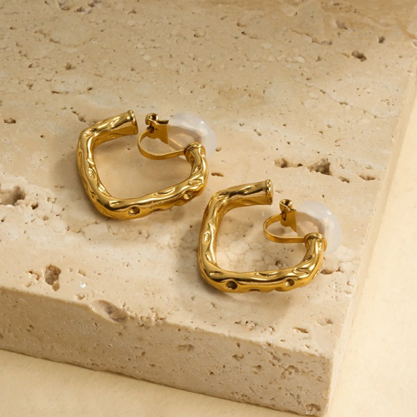 Boucles d'Oreilles À Clips Dorées Effet Martelé Carré - 2