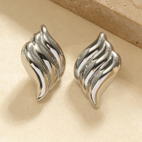 Boucles d’oreilles argentées en forme de flamme ondulée à relief bombé - 1