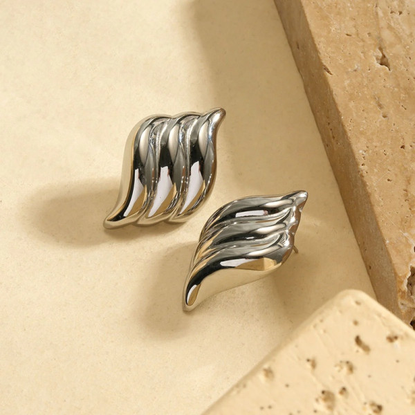 Boucles d’oreilles argentées en forme de flamme ondulée à relief bombé - 2