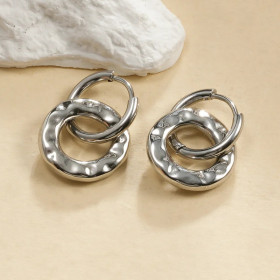 Boucles d'Oreilles Argentées Anneaux Entrelacés Effet Martelé - 1