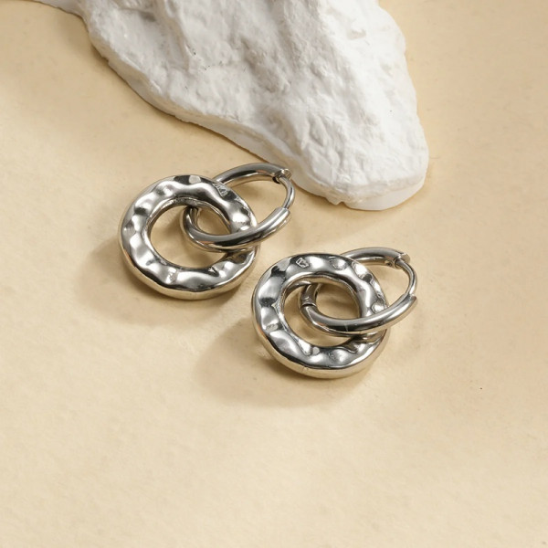 Boucles d'Oreilles Argentées Anneaux Entrelacés Effet Martelé - 2