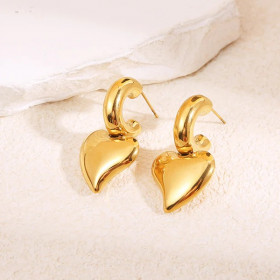 Boucles d'oreilles dorées mini anneaux épais avec pendentifs coeurs - 1
