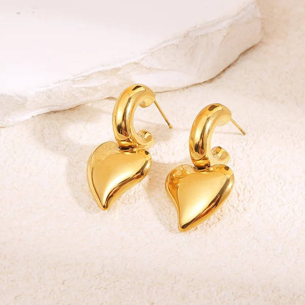 Boucles d'oreilles dorées mini anneaux épais avec pendentifs coeurs - 1