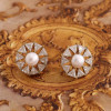 Boucles d'oreilles dorées, perle centrale ornée de strass triangulaires - 1