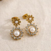 Boucles d'oreilles dorées fleur avec perle pendante ornée de strass