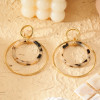 Boucles d'oreilles dorées pendantes double cercle résine léopard