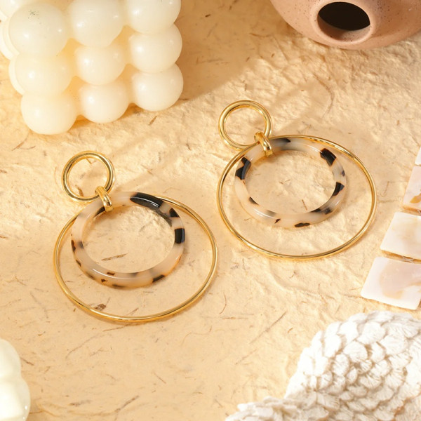 Boucles d'oreilles dorées pendantes double cercle résine léopard - 2