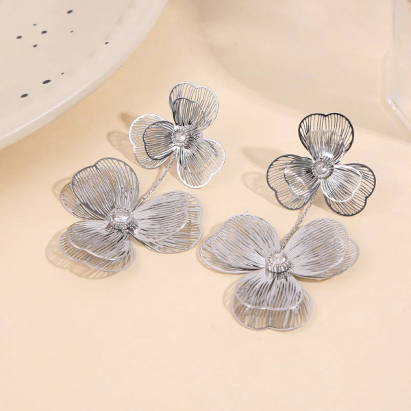 Boucles d’oreilles pendantes argentées double fleur à 3 pétales - 1
