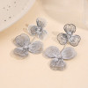 Boucles d’oreilles pendantes argentées double fleur à 3 pétales