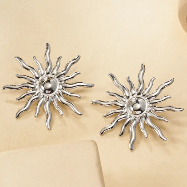 Boucles d’oreilles argentées en forme de soleil lumineux effet miroir - 1