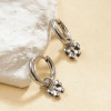 Boucles d'oreilles argentées mini anneaux avec pendentif nœud lisse - 1