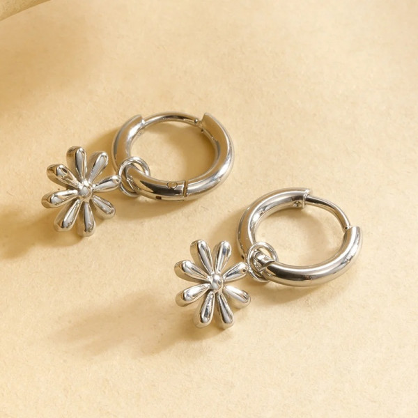 Boucles d'oreilles argentées mini anneaux avec pendentif fleur lisse - 1