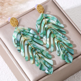 Boucles d'oreilles pendantes dorées feuilles articulées en résine verte - 1