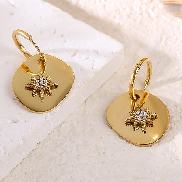 Boucles d'oreilles créoles dorées médaillon martelé orné d'une étoiles - 1