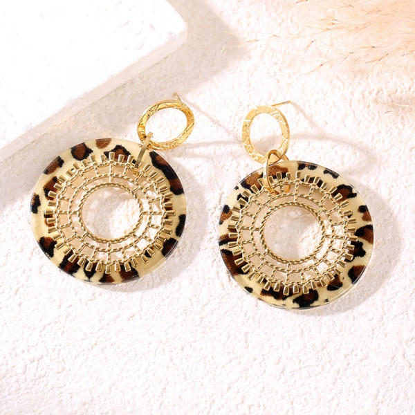 Boucles d'oreilles pendantes dorées anneaux texturés motif léopard - 1