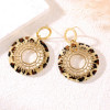 Boucles d'oreilles pendantes dorées anneaux texturés motif léopard