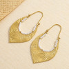 Boucles d'oreilles dorées pendant goutte inversé et perles blanches