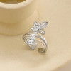 Bague Argentée Ouverte Avec Fleur Et Bourgeon Incrustés de Strass - 1