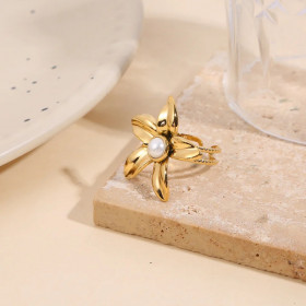 Bague dorée fleur 5 pétales avec perle - 1