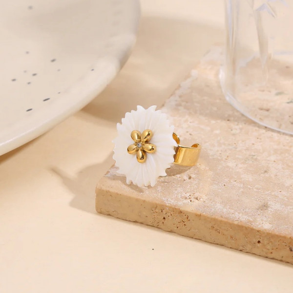 Bague dorée fleur en nacre avec strass blanc - 1