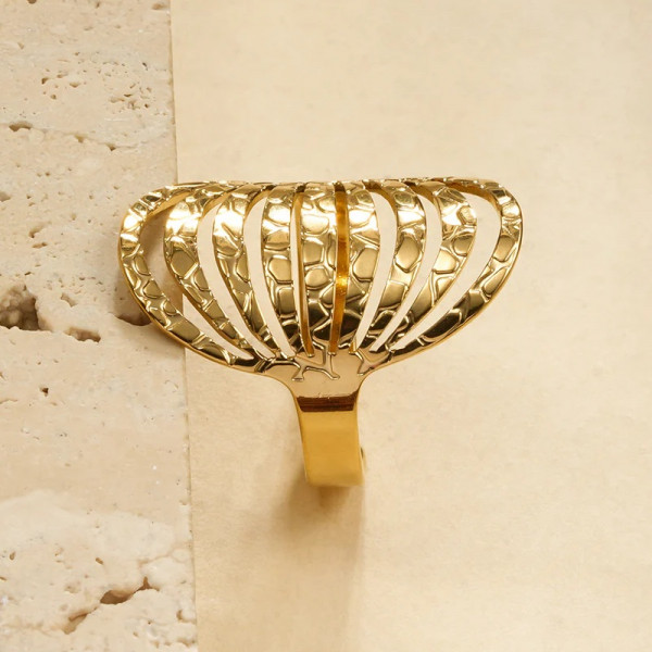 Bague ajustable Dorée Ajourée En Éventail À Motif Martelé - 1