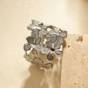 Bague argentée ajustable large composée de 2 rangées de fleurs ajourées - 1