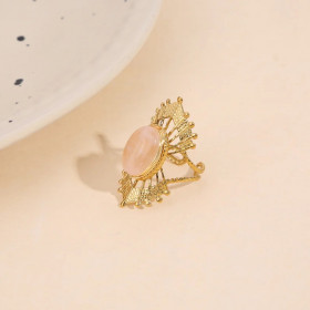 Bague dorée ajustable style solaire avec pierre ovale rose et détails ciselés - 1