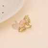 Bague dorée ajustable style solaire avec pierre ovale rose et détails ciselés