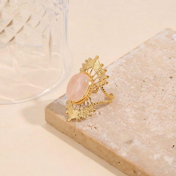 Bague dorée ajustable style solaire avec pierre ovale rose et détails ciselés - 2