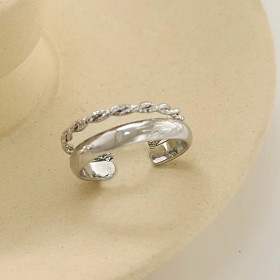 Bague ajustable Argentée Ouverte Bande Brillante Et Fils Gravés Tressés - 1