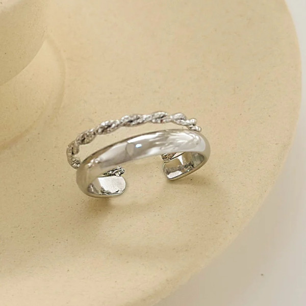 Bague ajustable Argentée Ouverte Bande Brillante Et Fils Gravés Tressés - 1