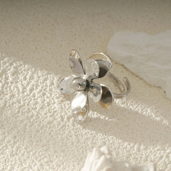 Bague Argentée Ajustable Floral Épanouie En Pétales Ondoyants - 2