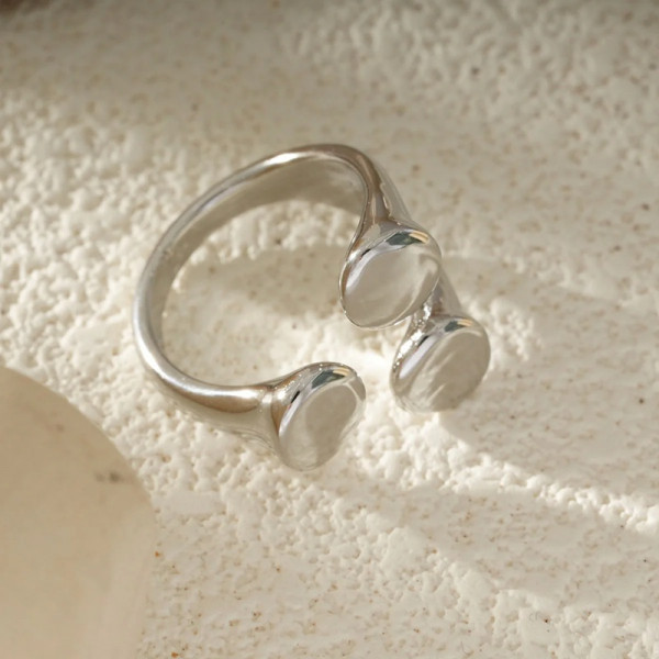 Bague Argentée Ouverte Avec Trio De Gouttes Lisses En Relief - 2