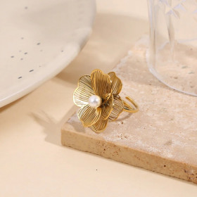 Bague ajustable dorée structurée avec perle - 1