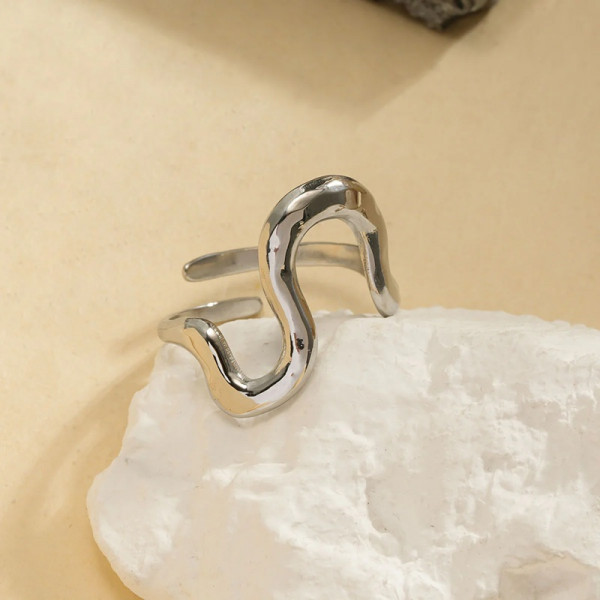 Bague argentée ajustable ouverte au design ondulé et bombé finition miroir - 1