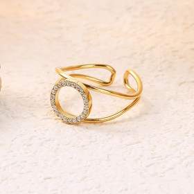 Bague dorée ajustable avec cercle central strassé et courbure structurée - 1