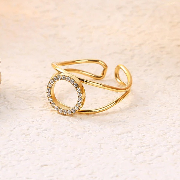 Bague dorée ajustable avec cercle central strassé et courbure structurée - 1