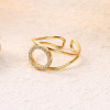 Bague dorée ajustable avec cercle central strassé et courbure structurée - 1
