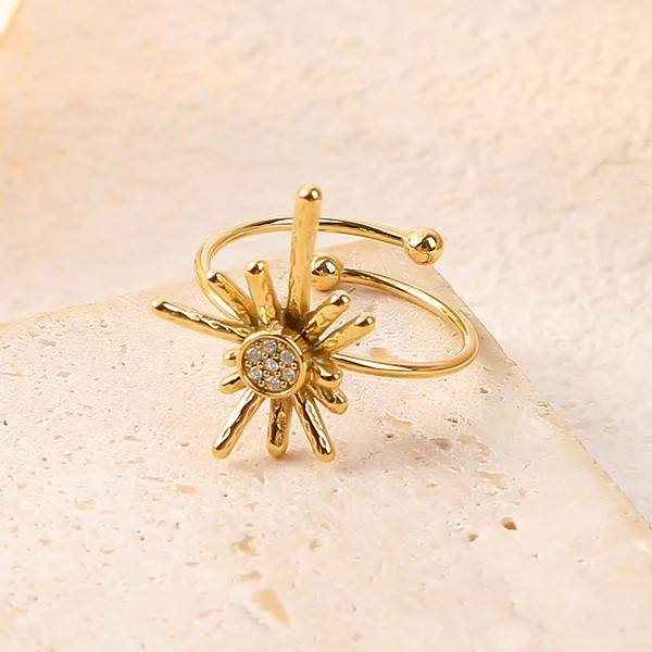 Bague dorée ajustable motif soleil à centre strassé - 1