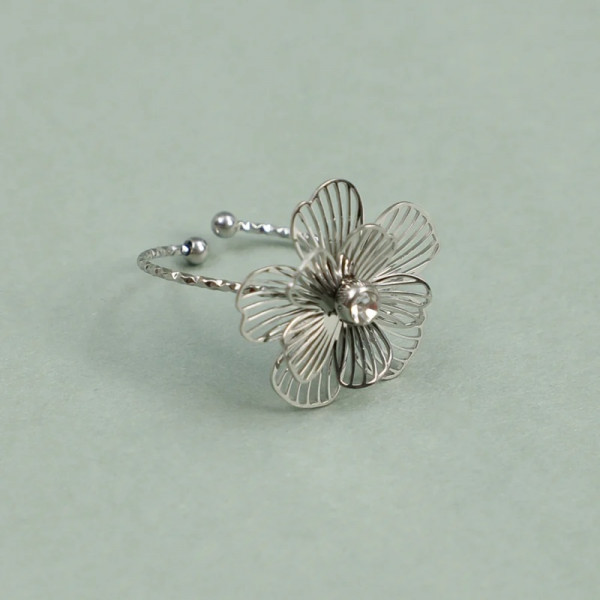 Bague Fine ajustable Argentée Fleur Ajourée Strass Central - 1