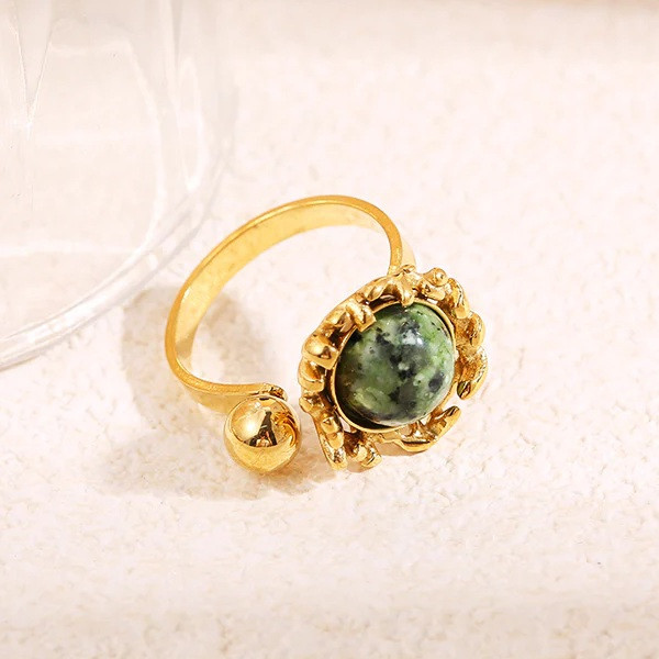 Bague dorée ajustable ouverte devant avec pierre ronde verte sertie - 1