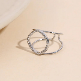 Bague argentée ajustable à double branche ajouré pavé de strass - 1